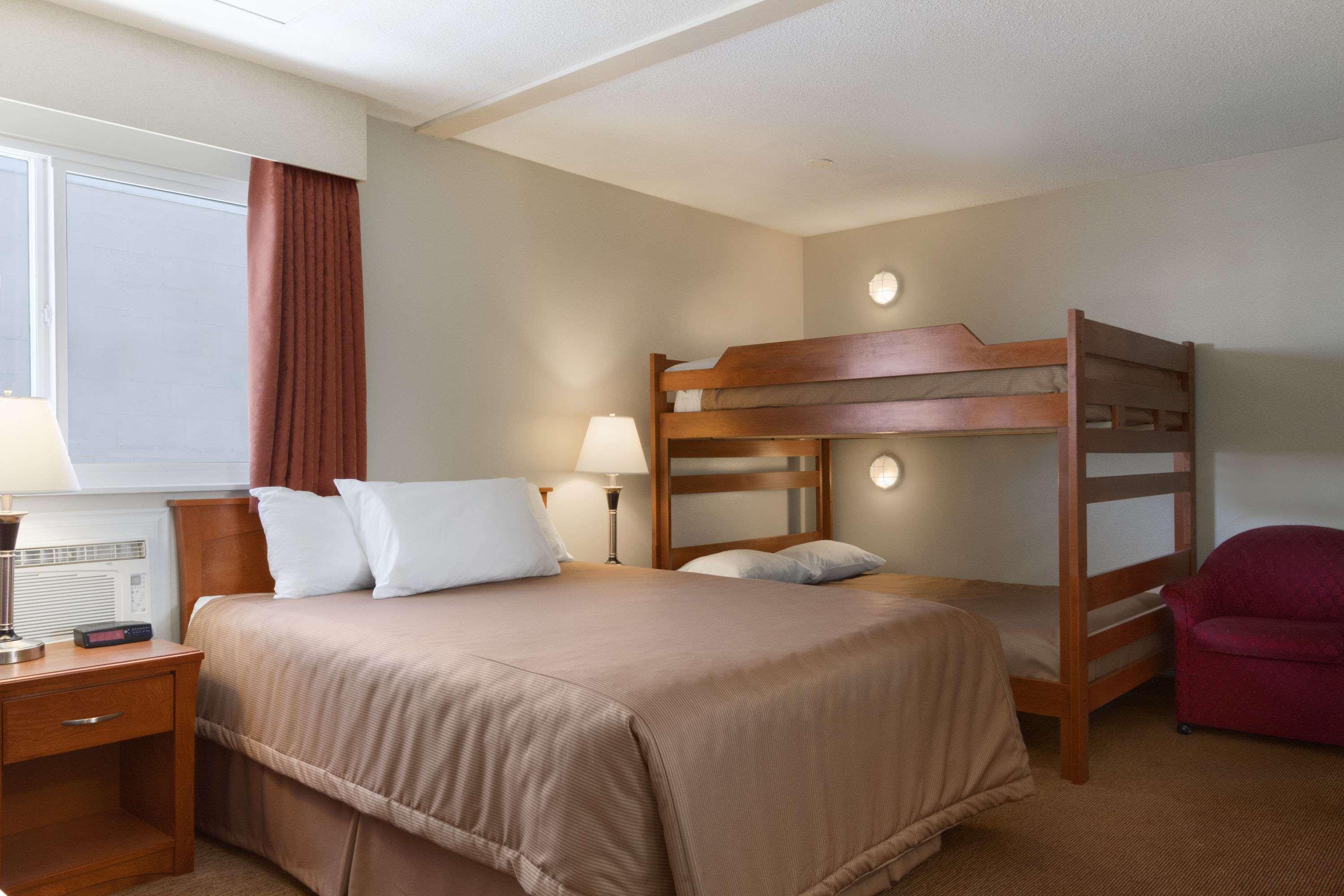 Travelodge By Wyndham Langley Kültér fotó