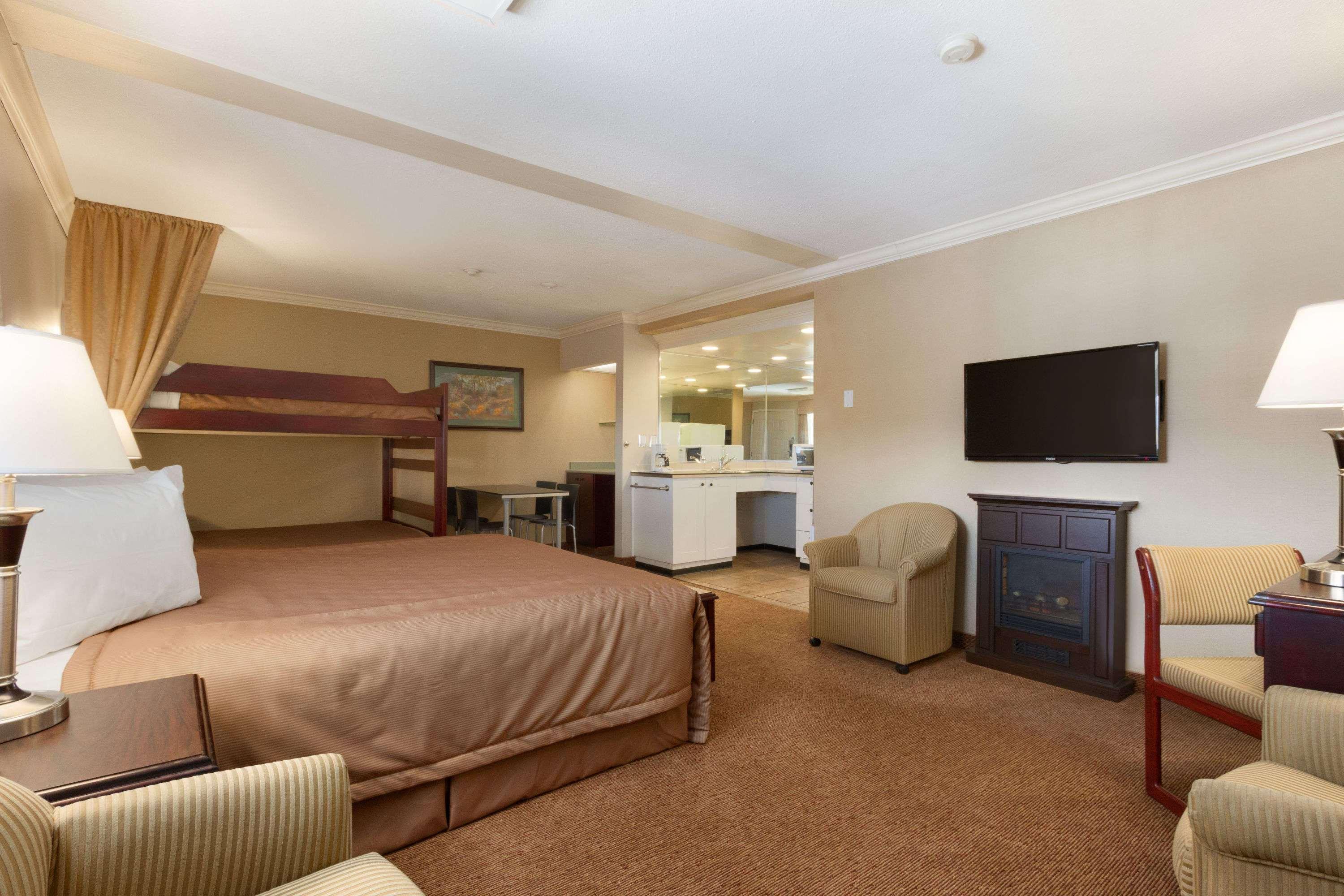 Travelodge By Wyndham Langley Kültér fotó
