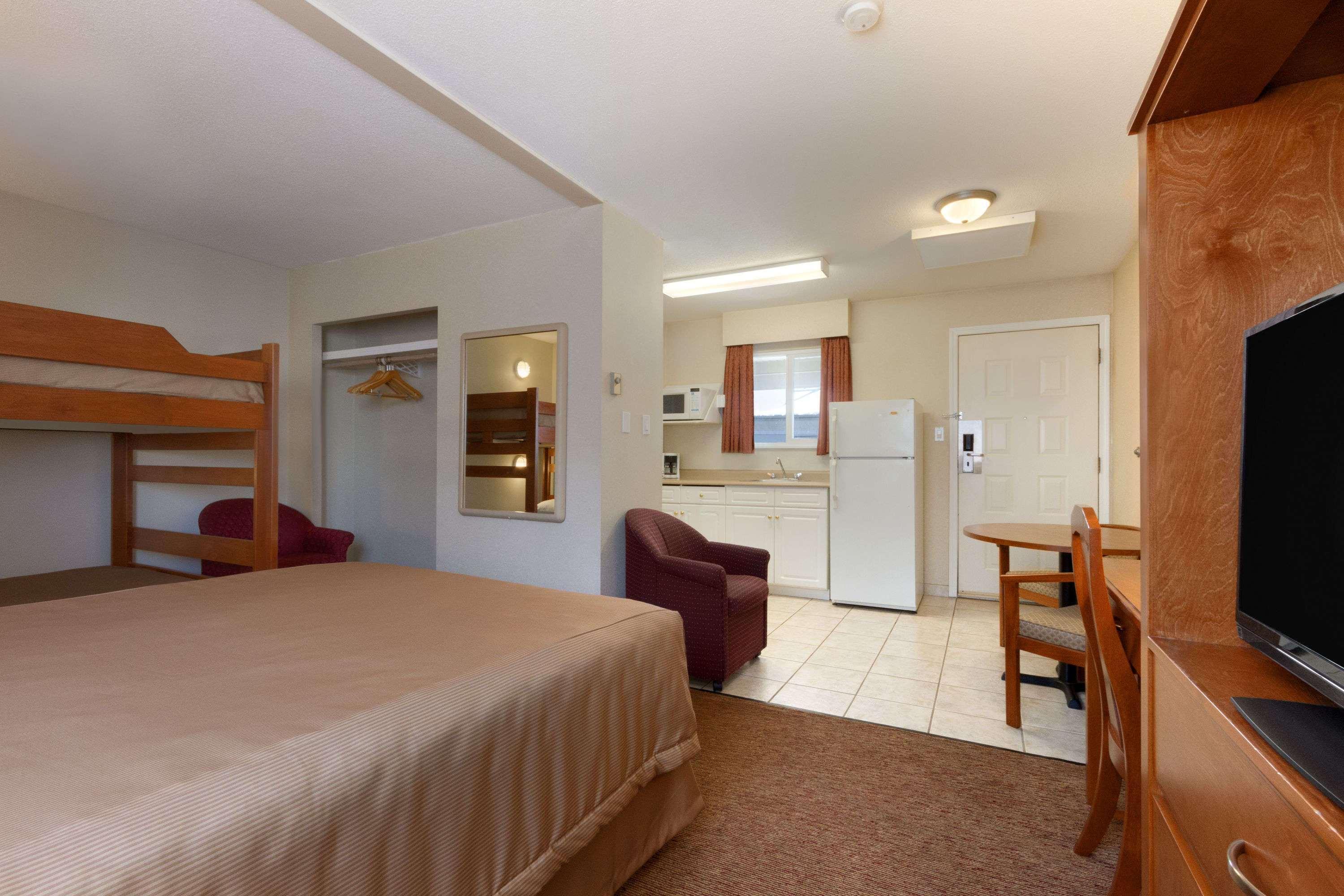 Travelodge By Wyndham Langley Kültér fotó
