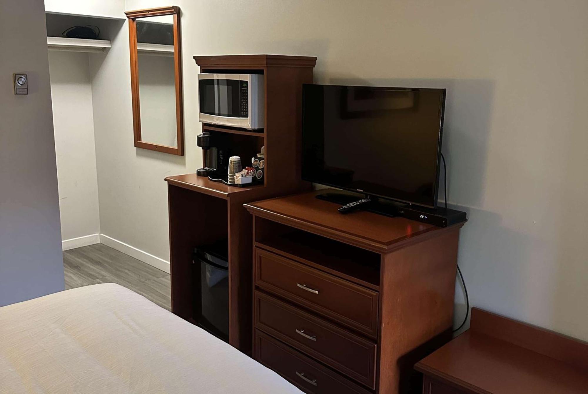 Travelodge By Wyndham Langley Kültér fotó